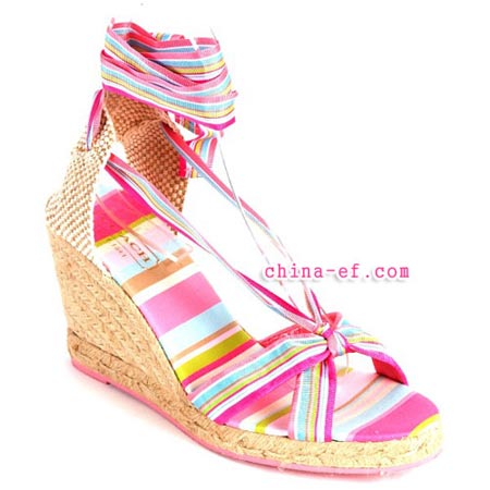 美女裸身<em>穿戴隐形胸罩</em>大比拼_璐VS娇 - 阿里巴