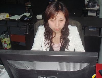 小丽姐正在处理订单,拍照的时候还这么认真。月光石女装 五皇冠博客 淘宝月光石 月光石女装品牌 月光石家人 淘宝五皇冠 月光石服装有限公司 月光石博客 月光石品牌女装
