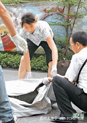 小衣（右）到葬仪社当助理，举凡收尸、运…
