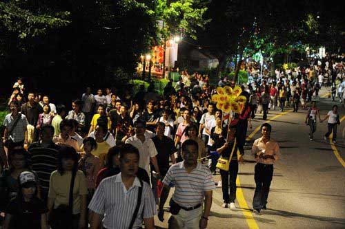 一群靓女举着风车高高兴兴地爬白云山祈福…