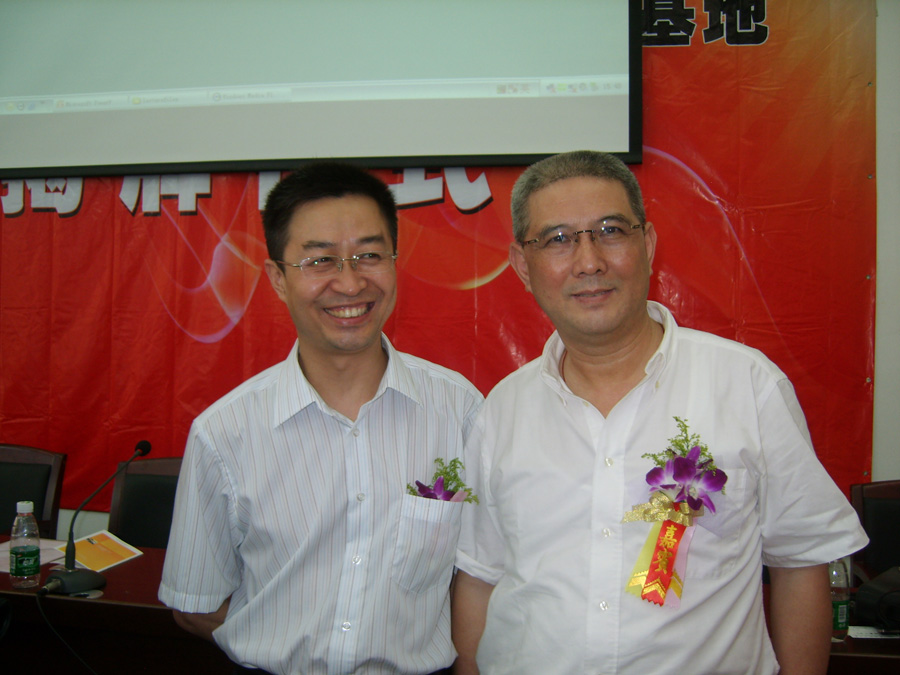 会前,华南网商会的部份会员朋友争相与阿…