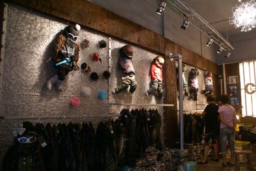 发点酷酷的童装品牌店装修及陈列图片,供大家