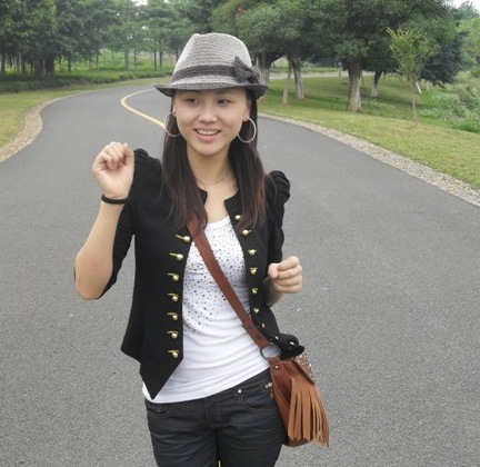 80后靓女为租男友网曝私照,日薪2K5包吃住