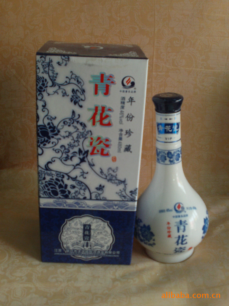  青花瓷酒,系用洋河当地著名的"美人泉”水和优质高粱