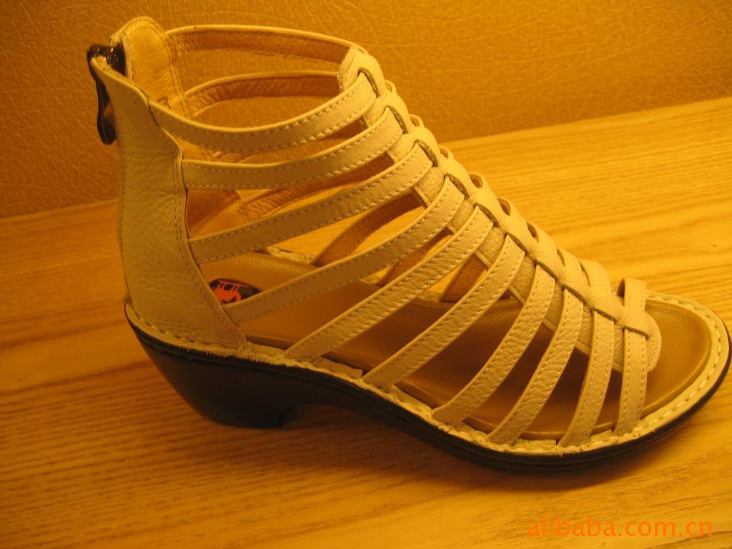 中帮白色低跟女皮<em>凉鞋</em>美国<em>骆驼</em>休闲鞋203133