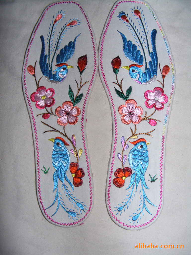我们出售鞋垫均为农村妇女手工缝制的绣花鞋垫.