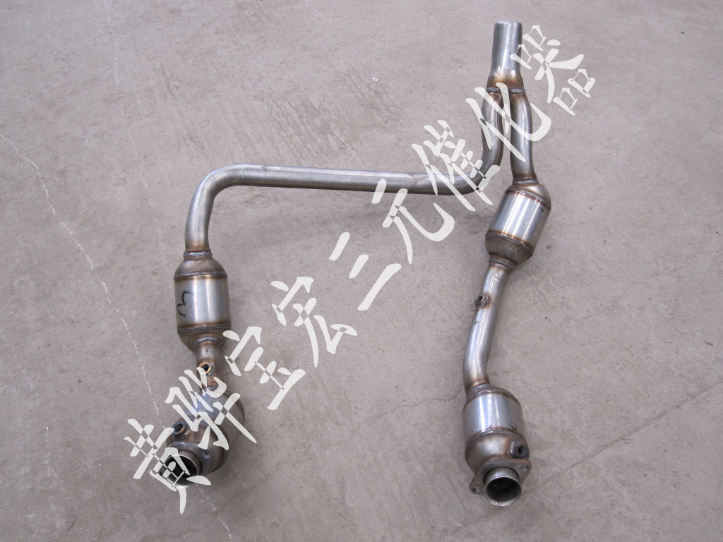 供应吉普牧马人3.8三元催化器产品使用寿命长达到欧四排放标准