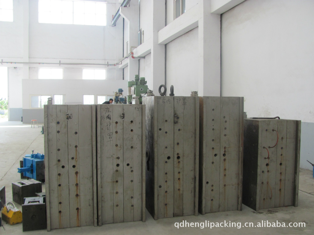 常熟兄弟玻璃模具获得玻璃吹瓶机模具顶出组织专利可以加速玻璃瓶成型速度然后进步出产功率