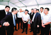 省委常委、市委书记王荣,市长许勤等在光明新区党工委书记田夫,党工委副书记、管委会主任张恒春等陪同下参观旭硝子第8.5代TFT—LCD玻璃基板