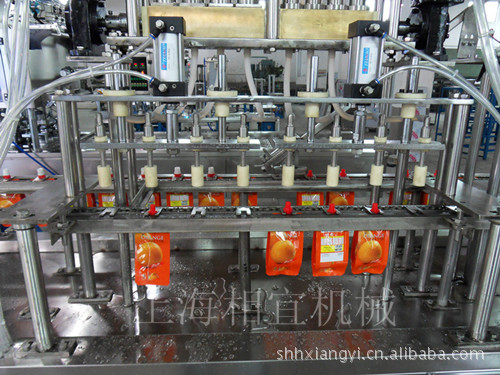 直线式自立袋灌装机图片