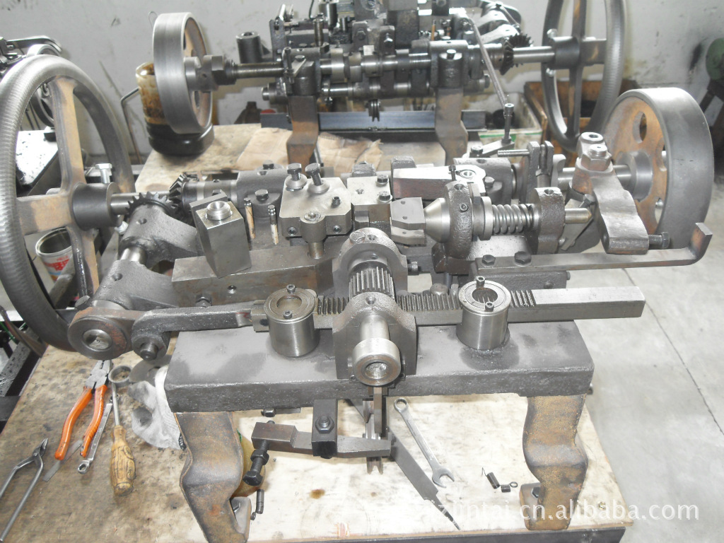产品中心 工艺饰品加工机械  长期供应 饰品链条机 织链机 nk锤链机