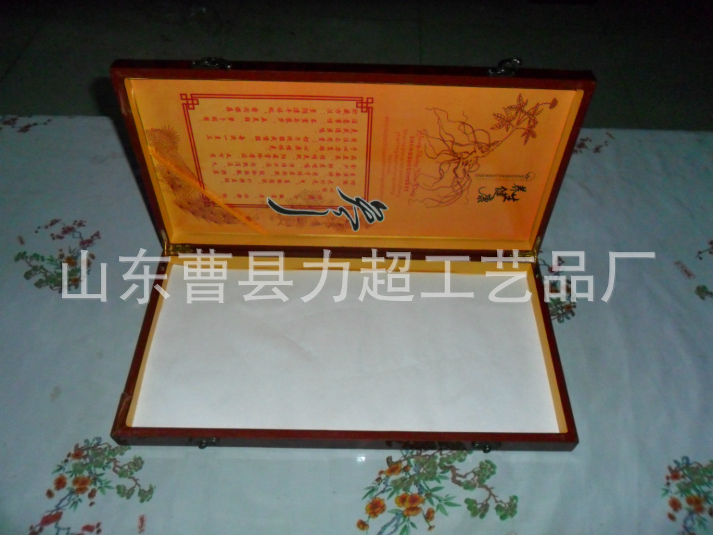山东曹县力超工艺品厂是专业生产加工木制酒盒的生产经营厂家。产品有高档木质酒盒。红木高档礼盒,橡木酒桶。马拉车,酒架,储物柜。鸟窝.木凳子.小家具.首饰木盒.笔盒.木质文具盒等。产品主要以进口木材松木和国产木材.桐木.椴木.榉木.杨木.胶合板.纤维板等多种实木为主导材料,并可与印刷纸.
