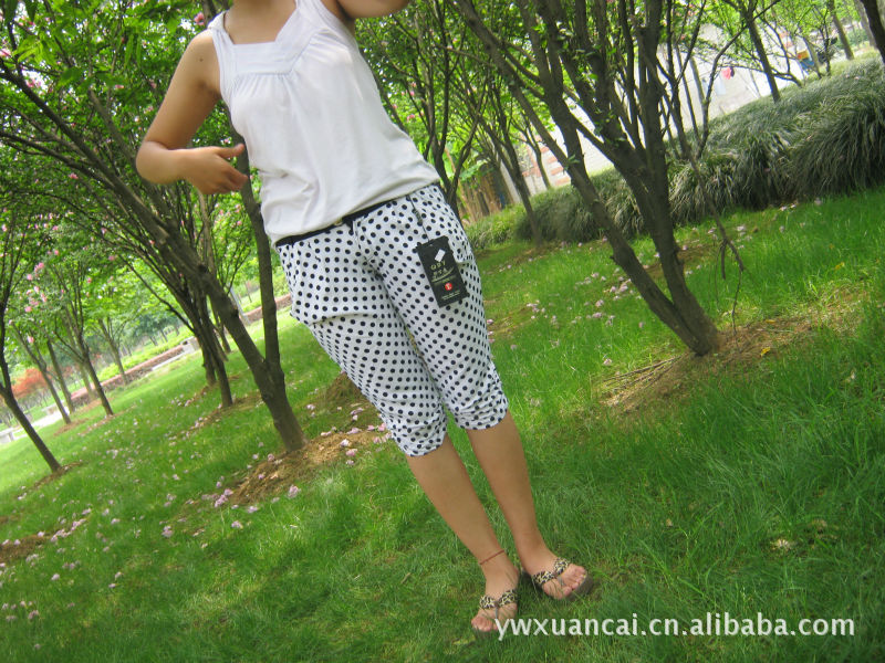2011夏季力荐 <em>休闲淑女</em>白底黑圆点七分哈伦裤