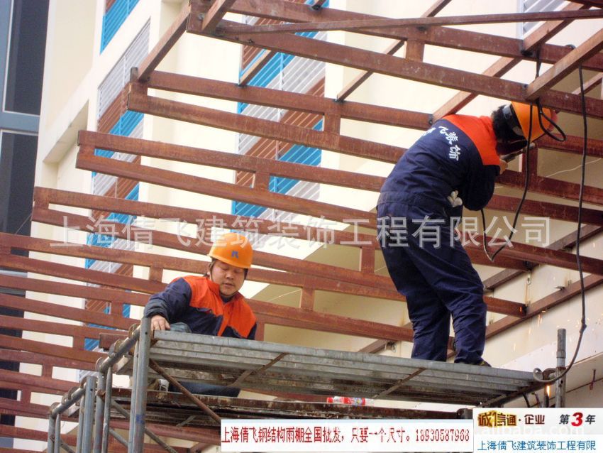 这是浦东铝板雨棚钢结色现场实拍图.