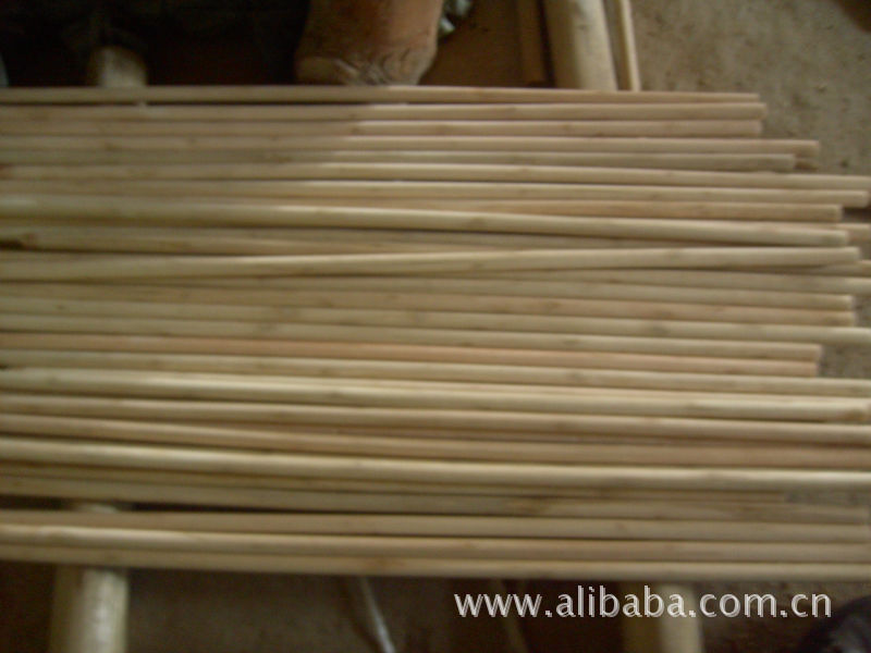 【低价出售桉木原木、包胶扫把柄、少吧棍,出