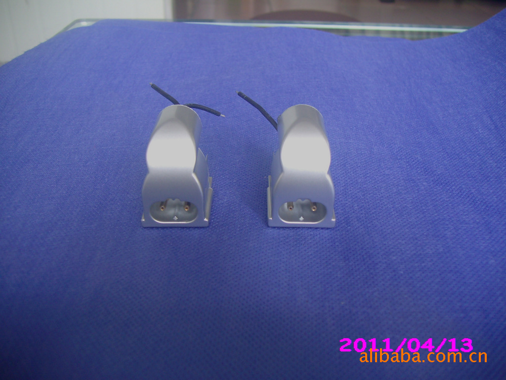 日光灯灯头表面喷油 