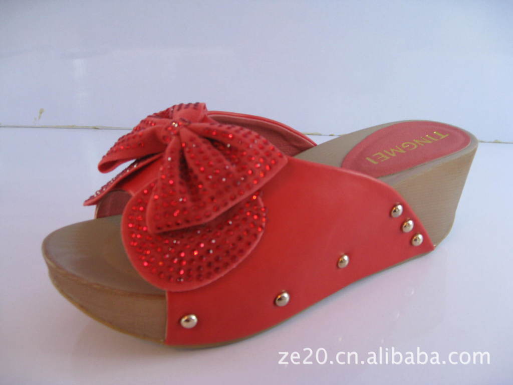 【2012<em>廷妹</em>夏季新款凉拖---精致木质、铆钉、