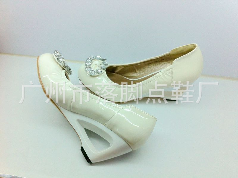 批发采购单鞋-2012秋新款<em>袋鼠女</em>单鞋镂空跟水