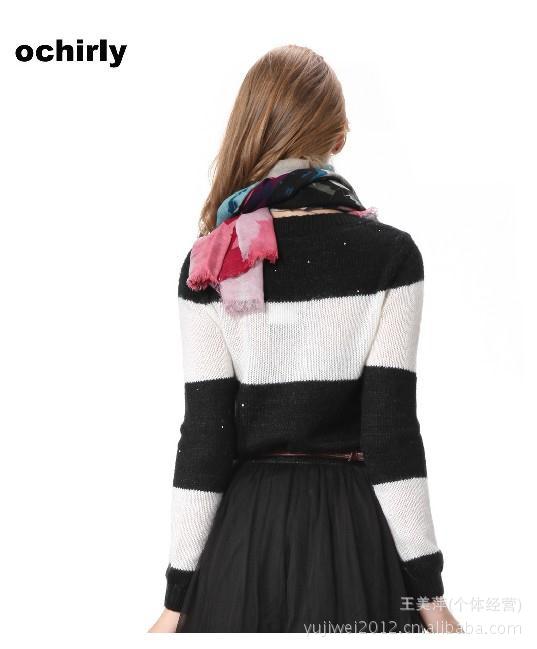 <em>Ochirly欧时力</em>黑白<em>条纹</em> 卡通拼撞<em>毛衣</em>是尚百搭