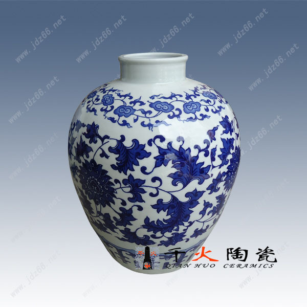 25、青花缠枝莲20斤装酒坛TCJT00030025