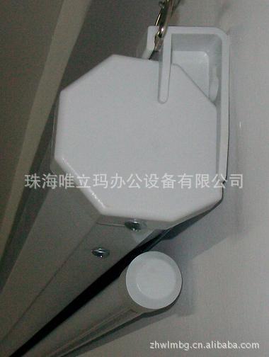 电动投影幕采用优质白塑幕布幕布;配置同步电机,上,停,下三档三位
