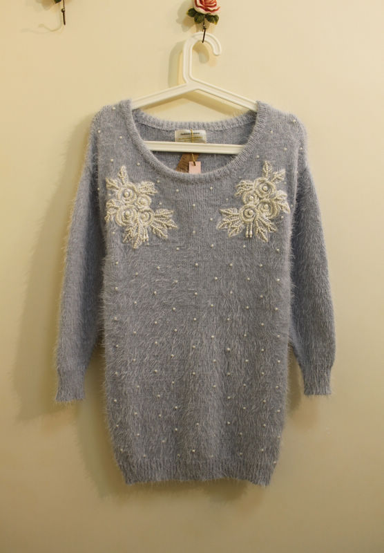 2011实拍韩版女士圆领<em>毛衣</em>小熊<em>图案</em> 镶钻<em>装饰</em>