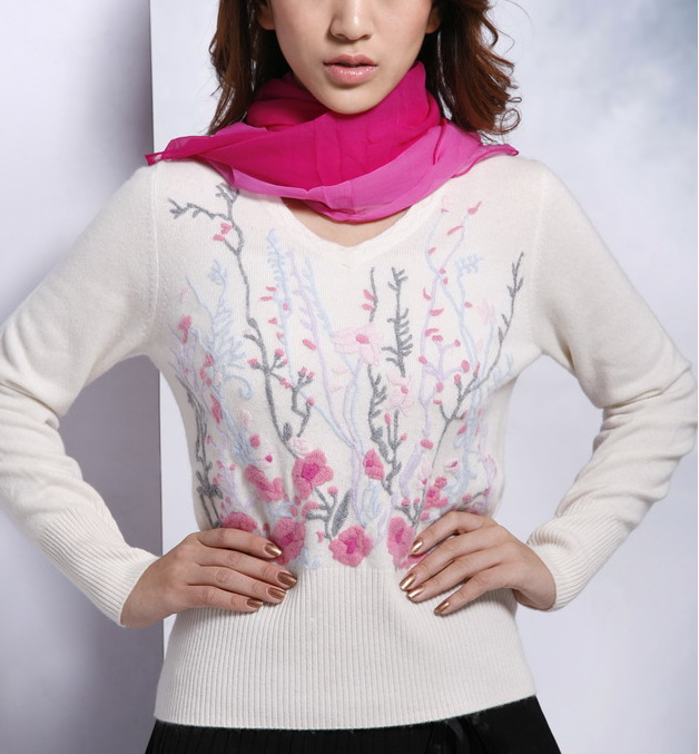 服装加工 白色V领纯<em>手工绣花毛衣</em> 时尚女式羊