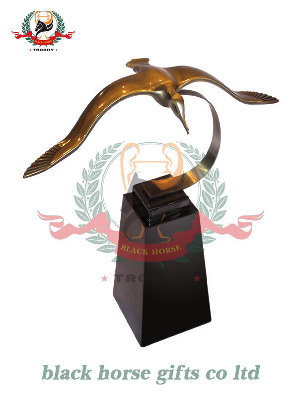 批发采购金属工艺品-异形奖杯、深圳黑马厂家