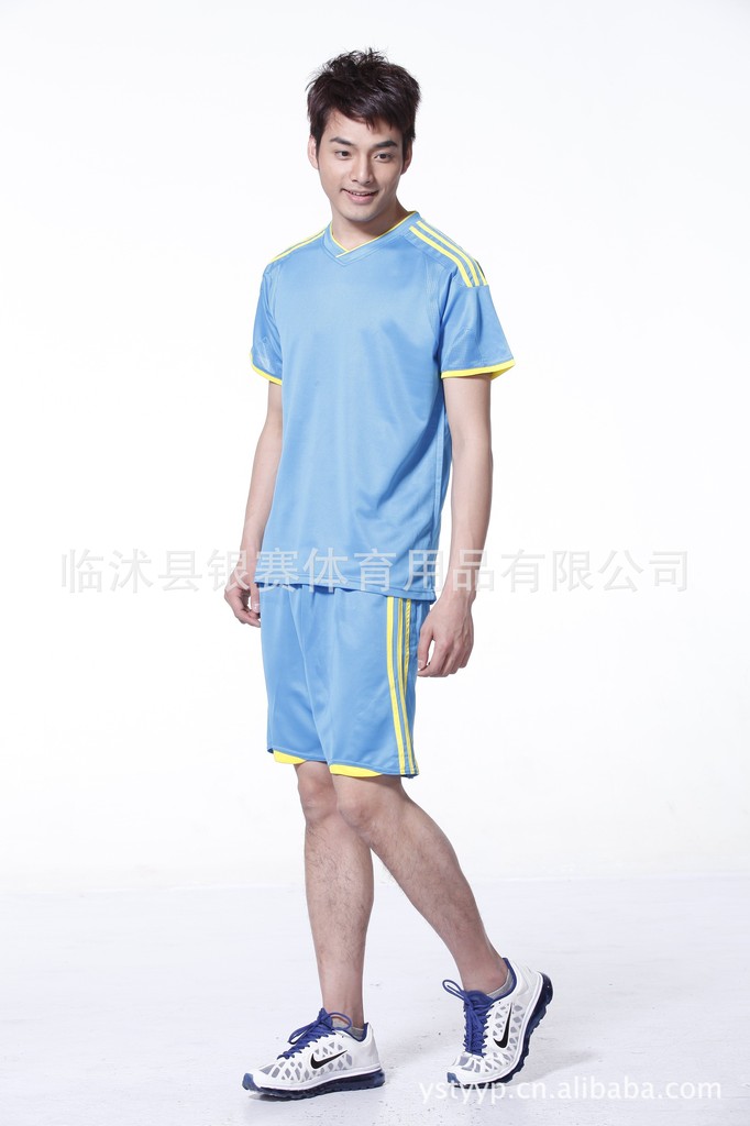 批发各种球服 优质透气 纯棉足球服 多种颜色可