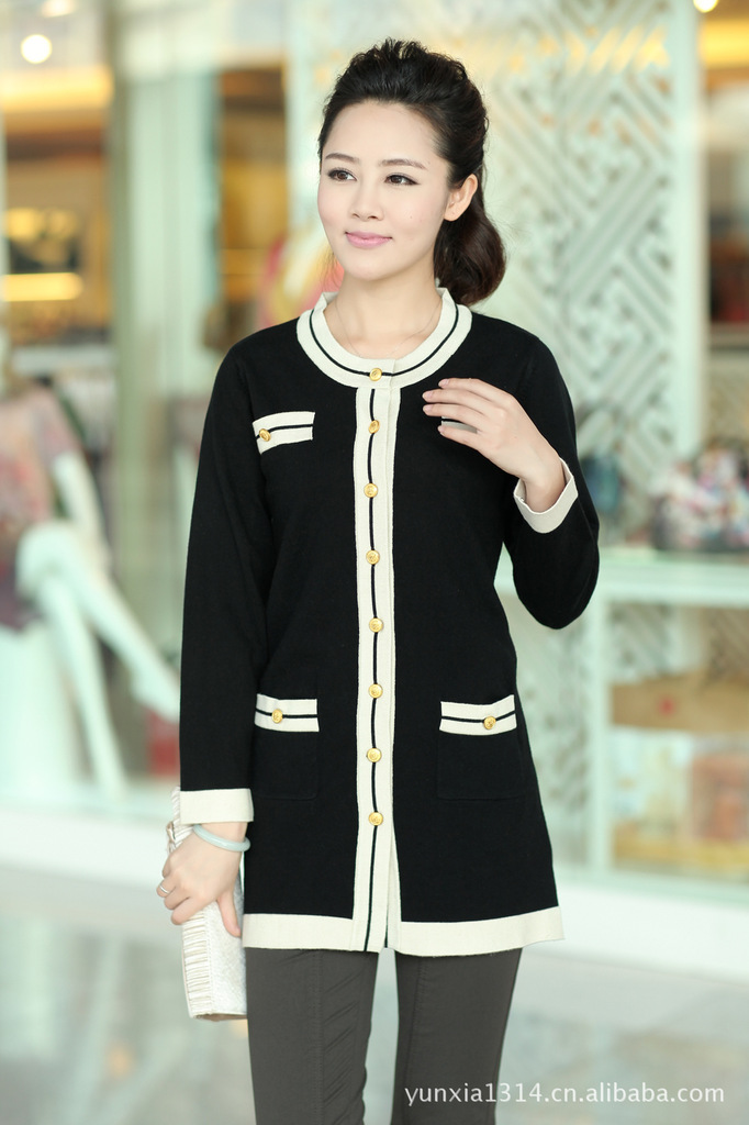 -2012秋冬羊绒衫口袋装饰甜美<em>中年女人开衫</em>气