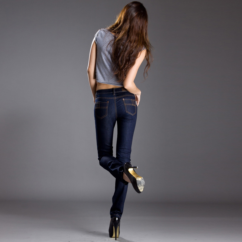 <em>街头养眼</em>牛仔裤<em>美女</em> 街拍细腿是王道 - 阿里巴