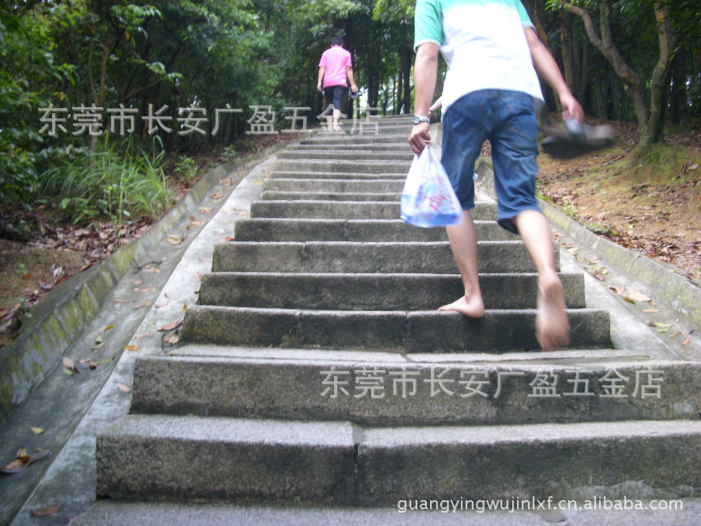 光着脚丫爬山的同志们,真给力!