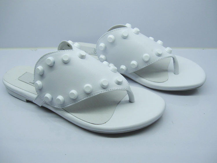 【外贸<em>休闲女鞋华伦天奴</em>铆钉羊皮平跟夹趾人字