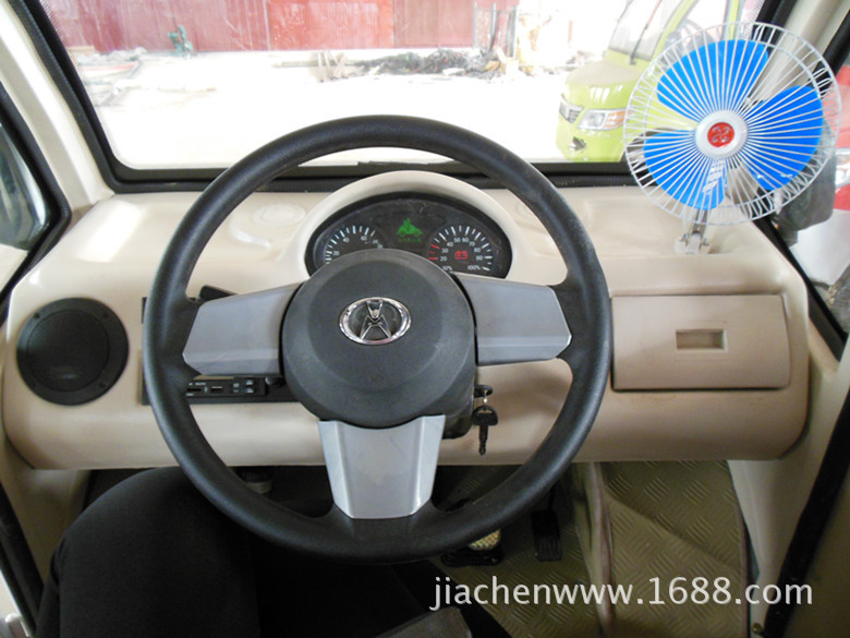 【家臣全金属车身<em>电动</em>轿车最适合<em>女性</em>和老年用