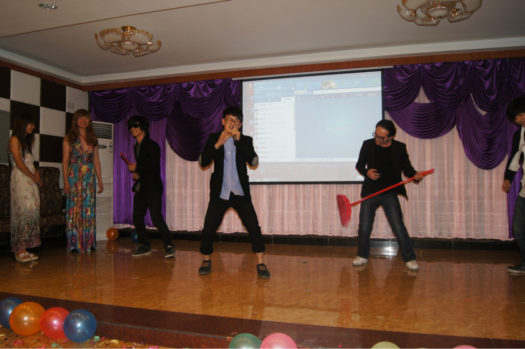 2013年年会 <em>靓女穿红内裤</em>扮超人- - 阿里巴巴商
