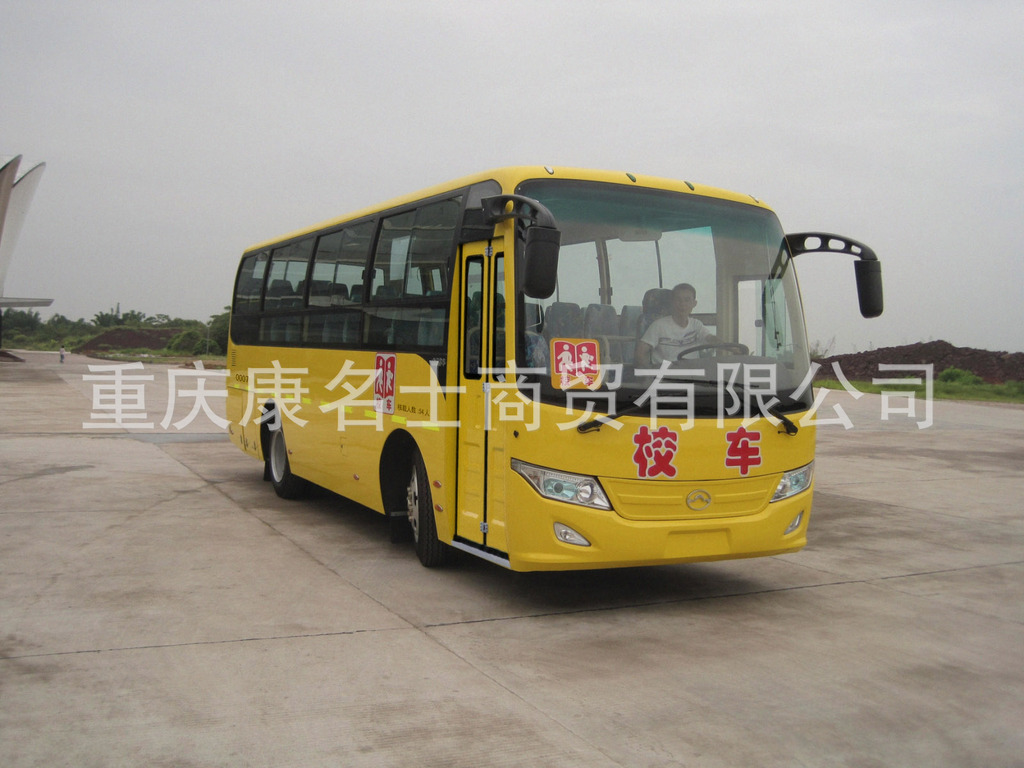 使用ISF3.8s4168康明斯發(fā)動機(jī)的白云BY6830XC小學(xué)生校車