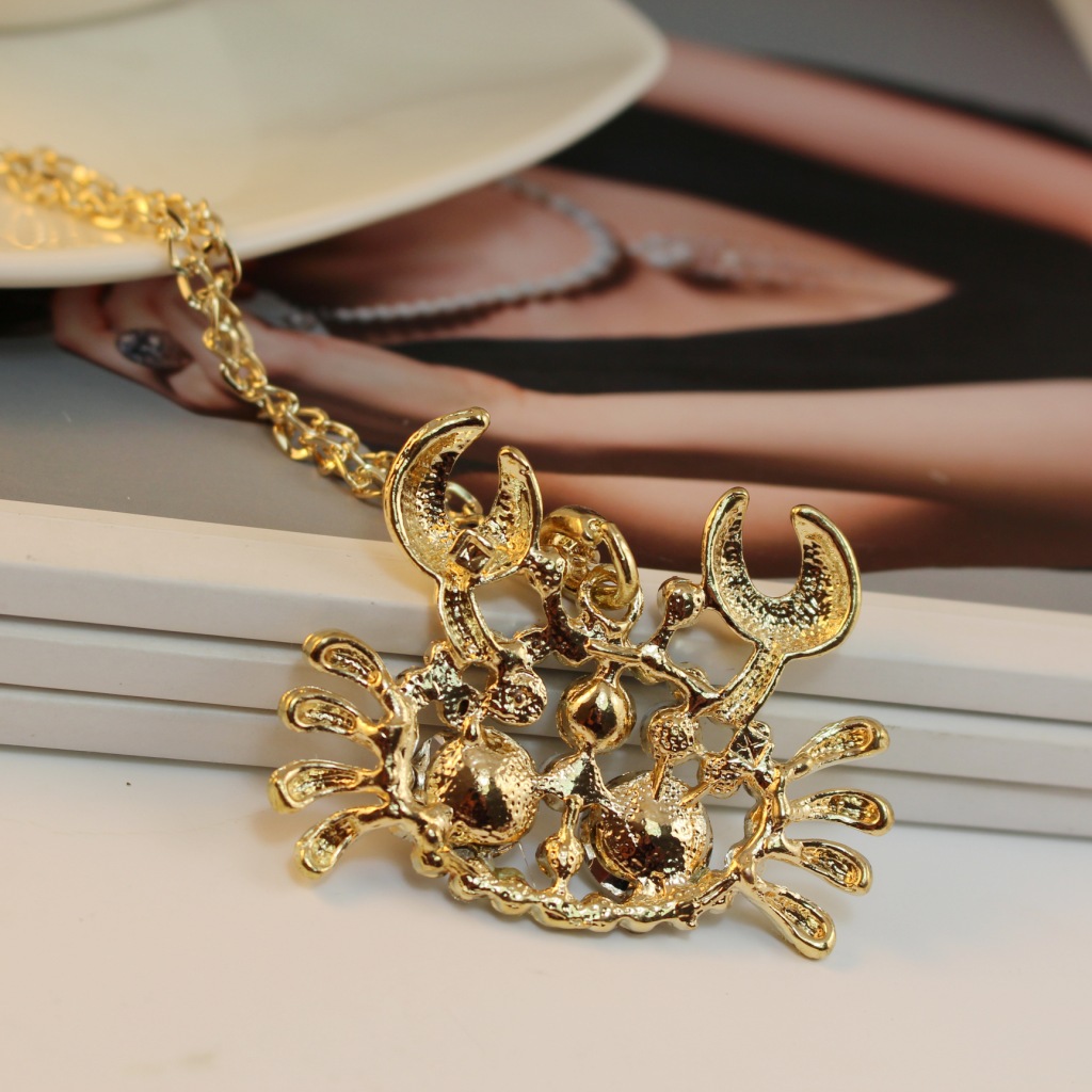 供应 新款 时尚韩版 长款水晶 螃蟹吊坠<em>毛衣链</em> 