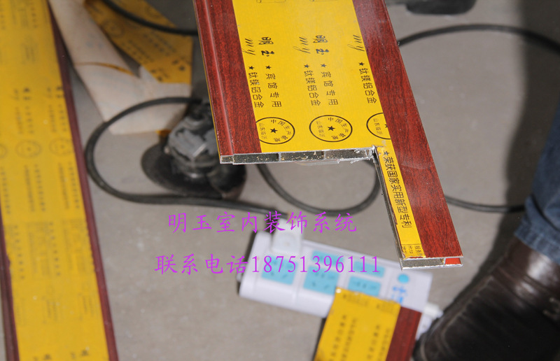 5，将窗台板（12.5CM)根据墙体的厚度，裁好相对应的缺口