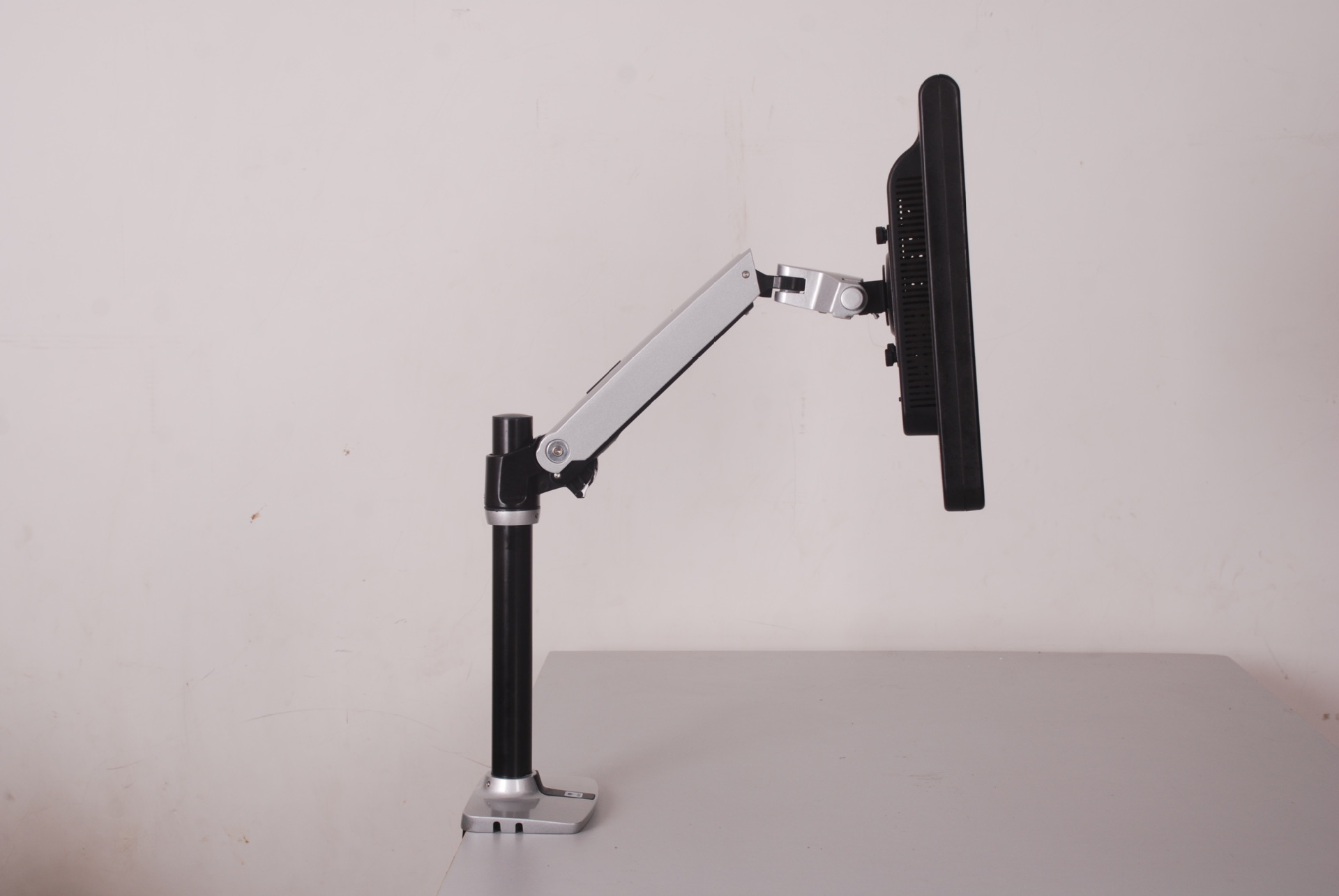 液晶电视用支架和挂墙都通用吗_挂墙电视支架_显示器都能挂支架吗