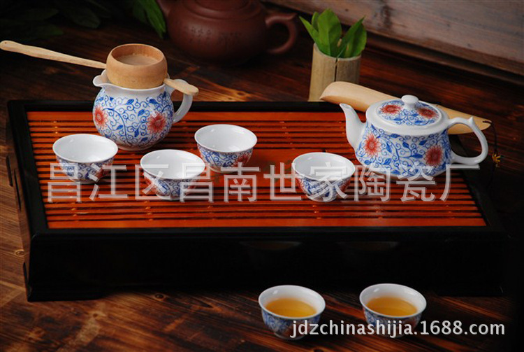 满花串枝莲，釉里红