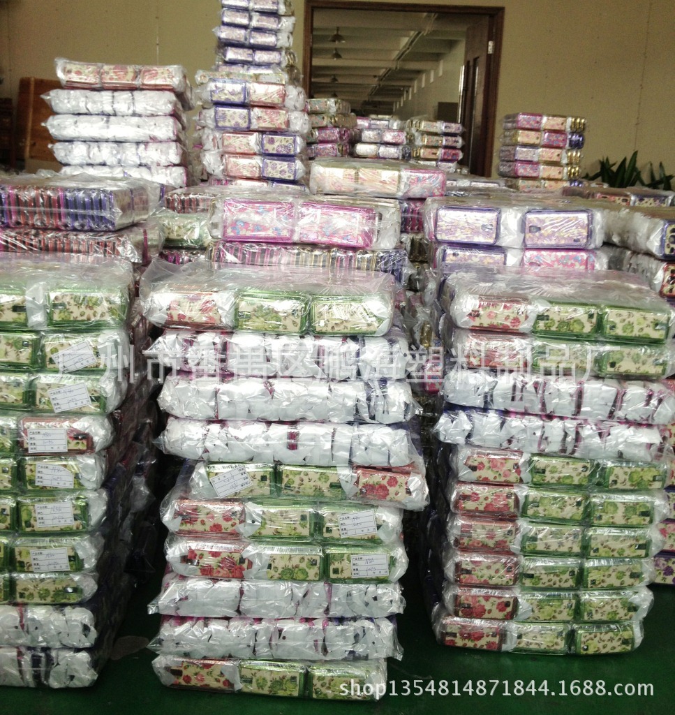 爆款彩绘布艺贴皮手机壳批发厂家现在火爆出货中鹏海