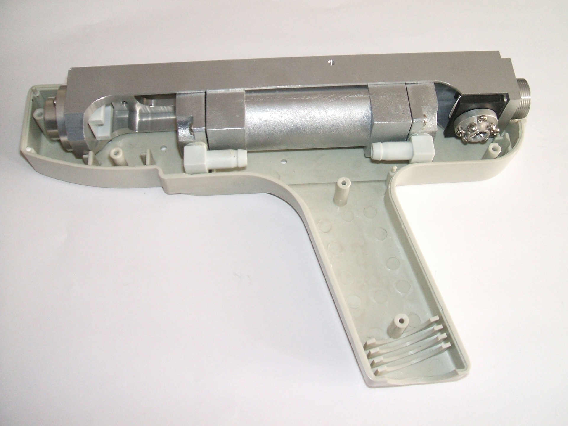 帶紅指的洗眉機槍件在A型手柄殼中安裝示意