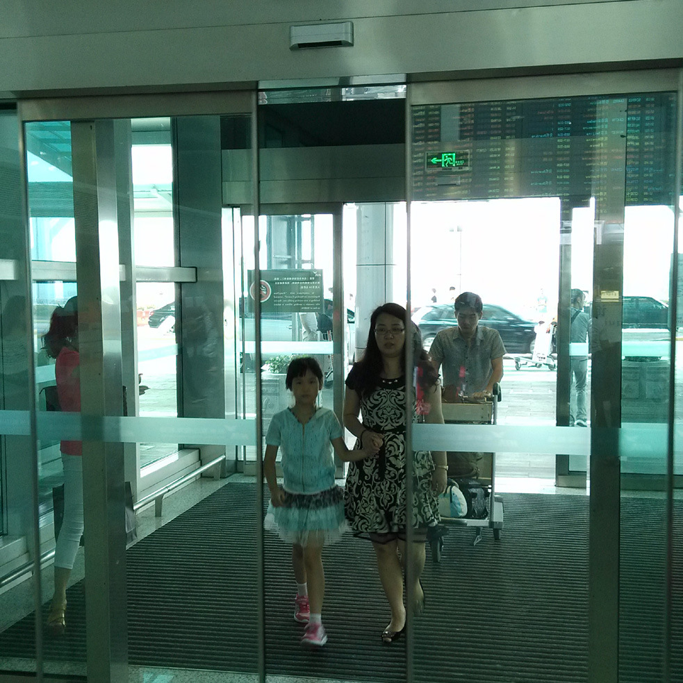 有框玻璃门-萧山机场母女