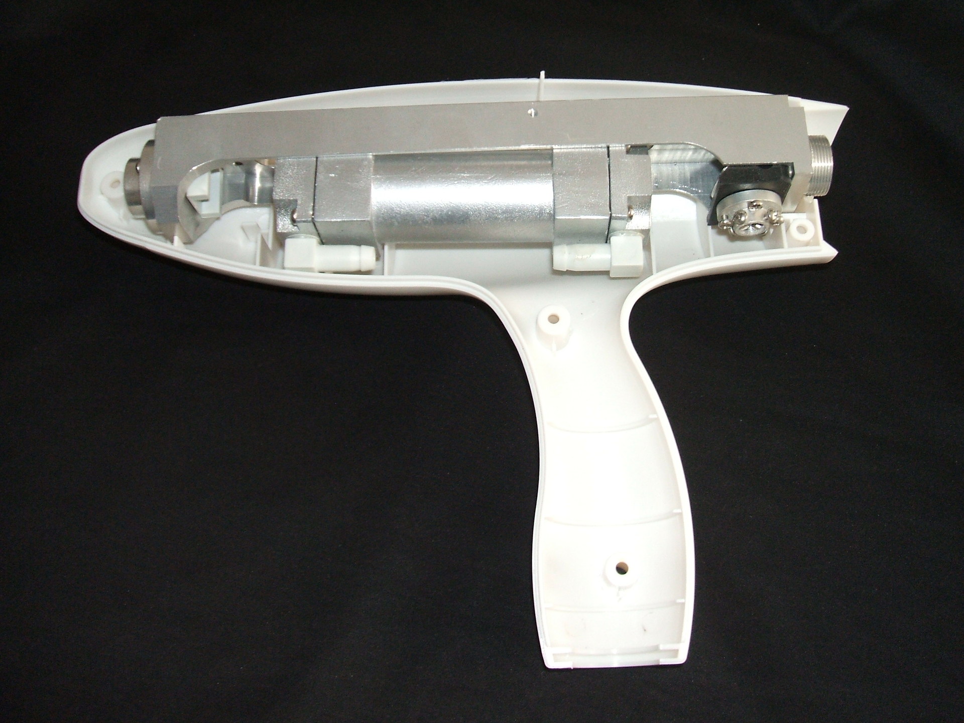 帶紅指的洗眉機槍件在B型手柄殼中安裝示意