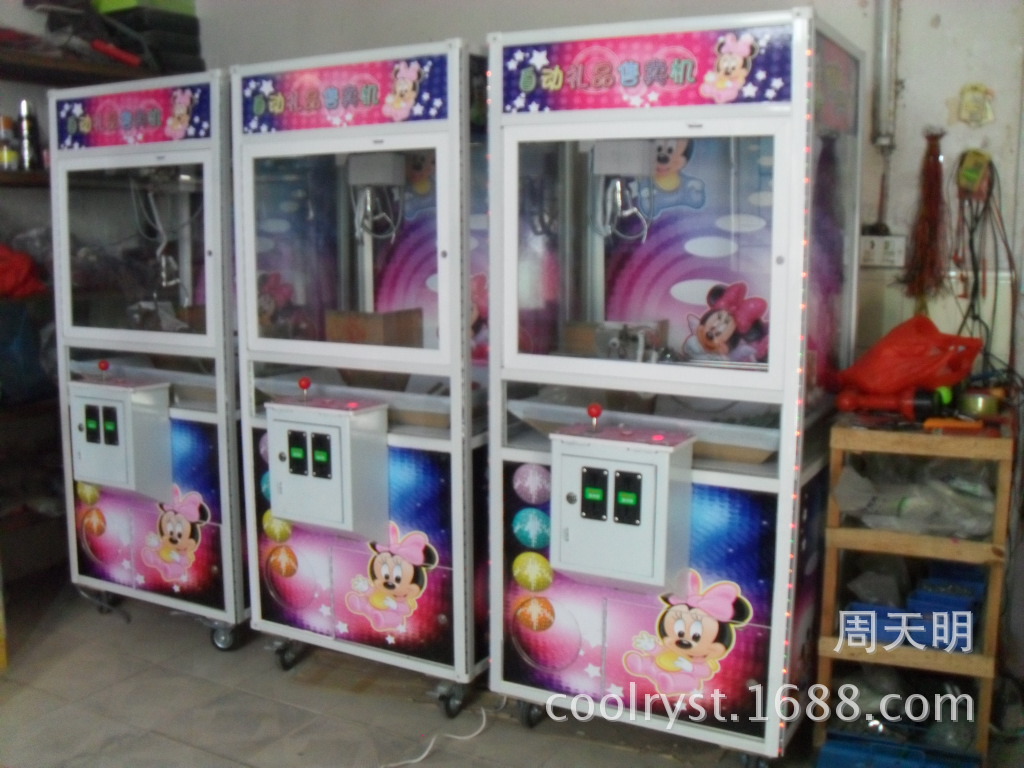 厂家供应优质投币游戏机台湾版娃娃机、夹香烟