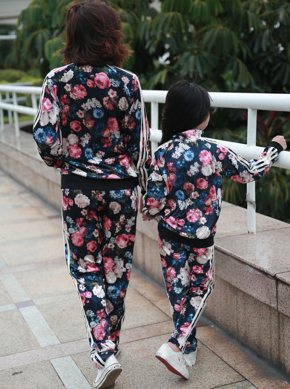 【2013秋季亲子套装 时尚大花<em>拉链开衫</em>母<em>女装</em>