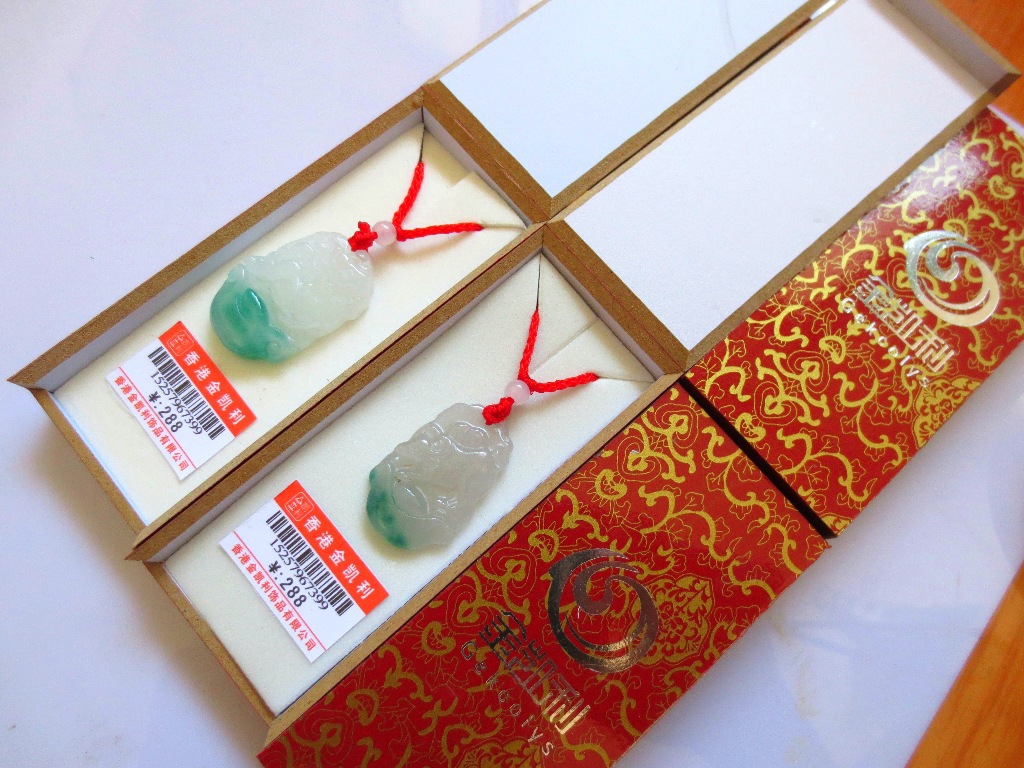 厂家直供 热销地摊货 金凯利飘花十二生肖吊坠饰品 保色项链