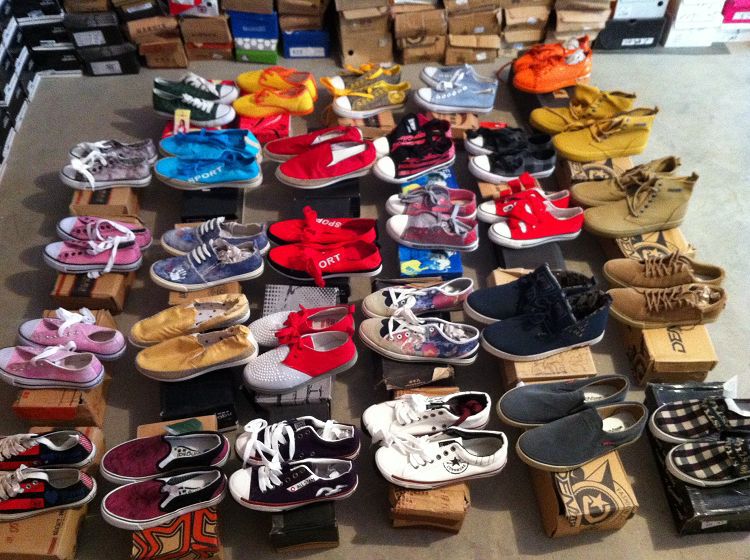 低价鞋便宜<em>地摊</em>鞋低帮鞋帆布鞋男<em>女鞋</em>杂款多款