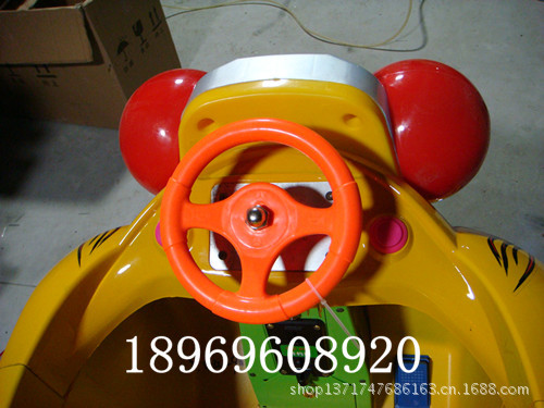 黄色方向盘细节