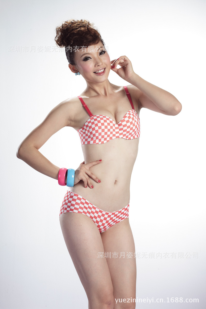 【2013经典方<em>红格子</em>爆款<em>文胸</em> 透气加厚型1/2聚